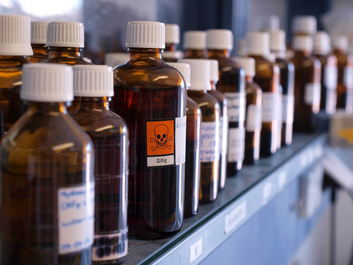 Fachgerechte Entsorgung von Gefahrstoffen (Chemikalien/Sprengstoffe)